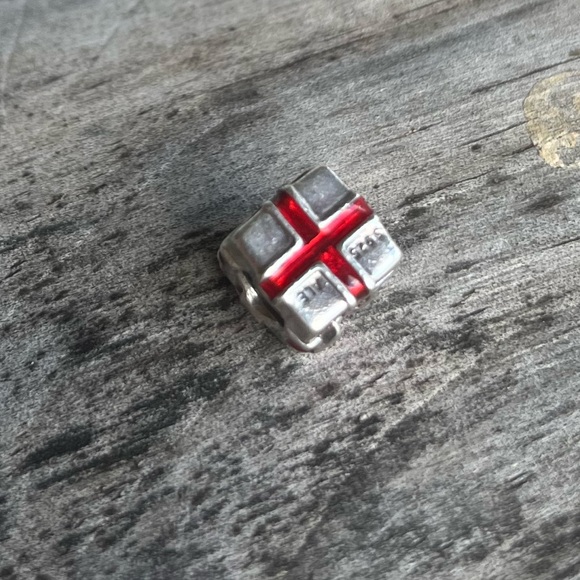 Pandora Red Enamel Present Gift Box Sterling Silver Charm - Picture 3 of 3